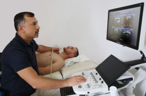 DR. Güler führt eine Halsschlagader-EGK-Untersuchung durch