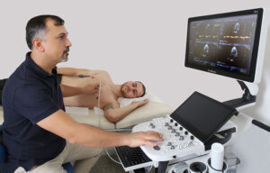 DR. Güler führt eine Herz-EGK-Untersuchung durch