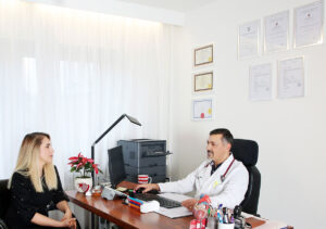 DR. Güler in seinem Besprechungszimmer mit Patientin