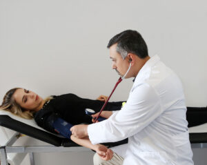 Dr. Güler in Mannheim - Lindenhof bei einer Untersuchung